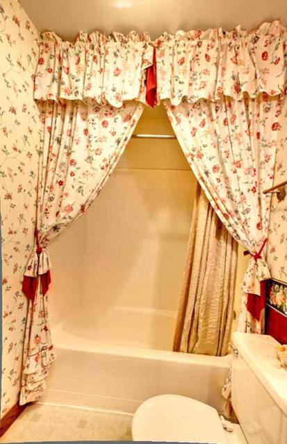 Queen Room at Mariposa Hotel Inn, photo 2